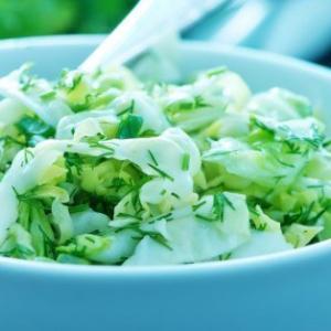 Postelein Salade 2 Witte kool salade in een kom